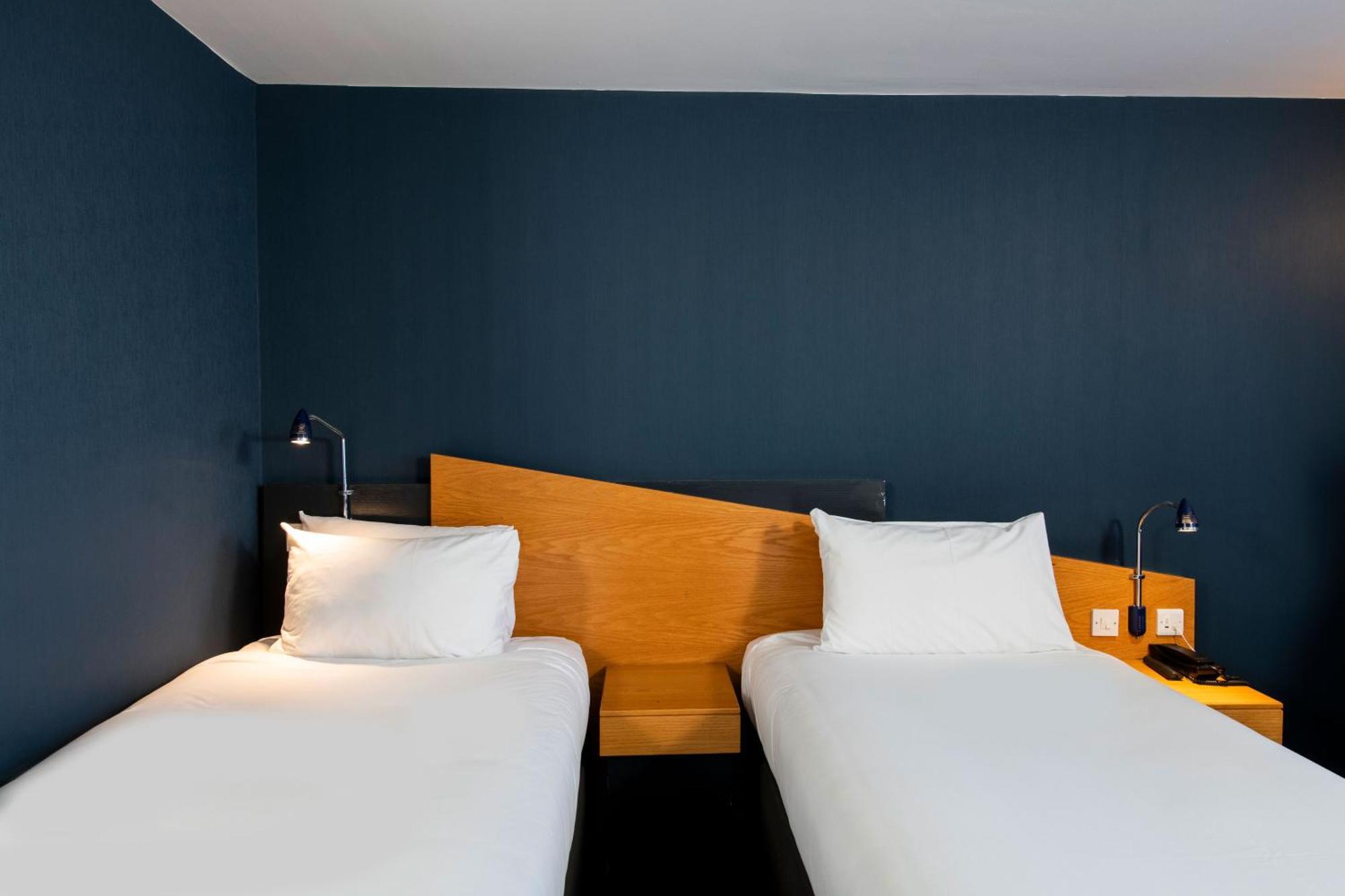 Holiday Inn Express Taunton East By Ihg Εξωτερικό φωτογραφία