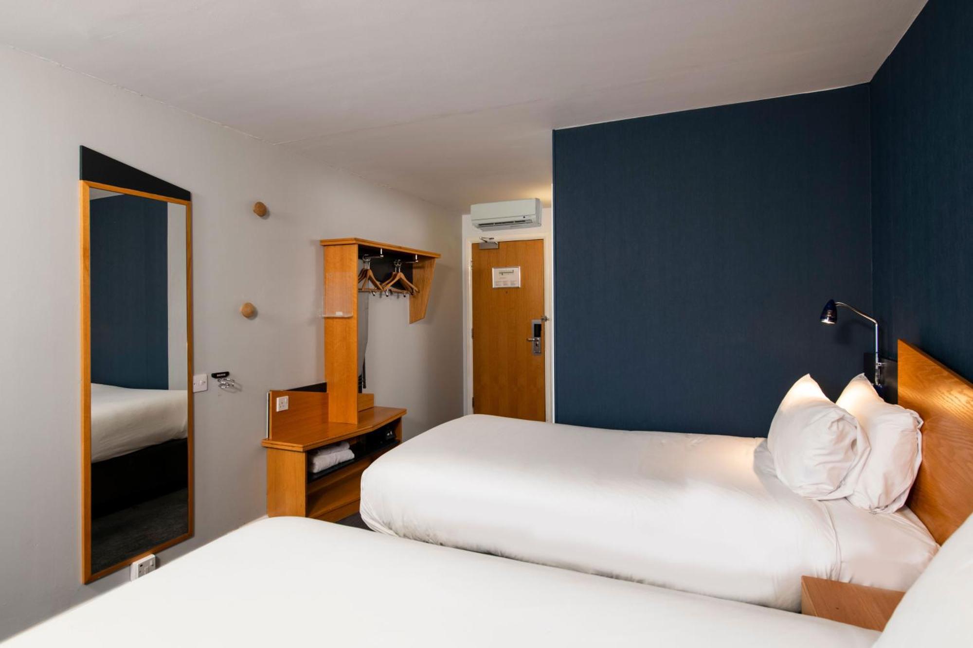 Holiday Inn Express Taunton East By Ihg Εξωτερικό φωτογραφία